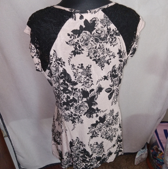 Carol Rose Black and Cream Floral Top Whimsigoth - Picture 10 of 11